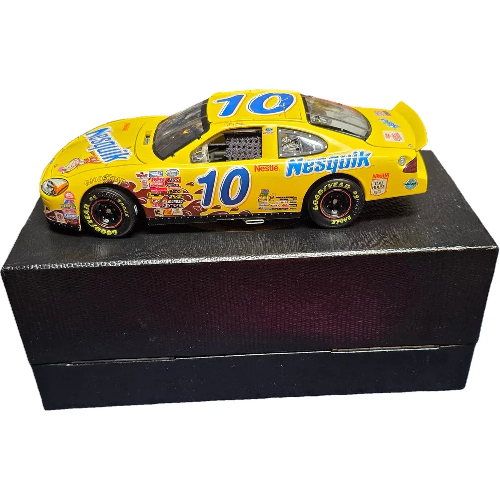 Jeff Green #10 Nesquik 2000 Monte Carlo Elite 1:24 NASCAR Diecast Nascar Yellow